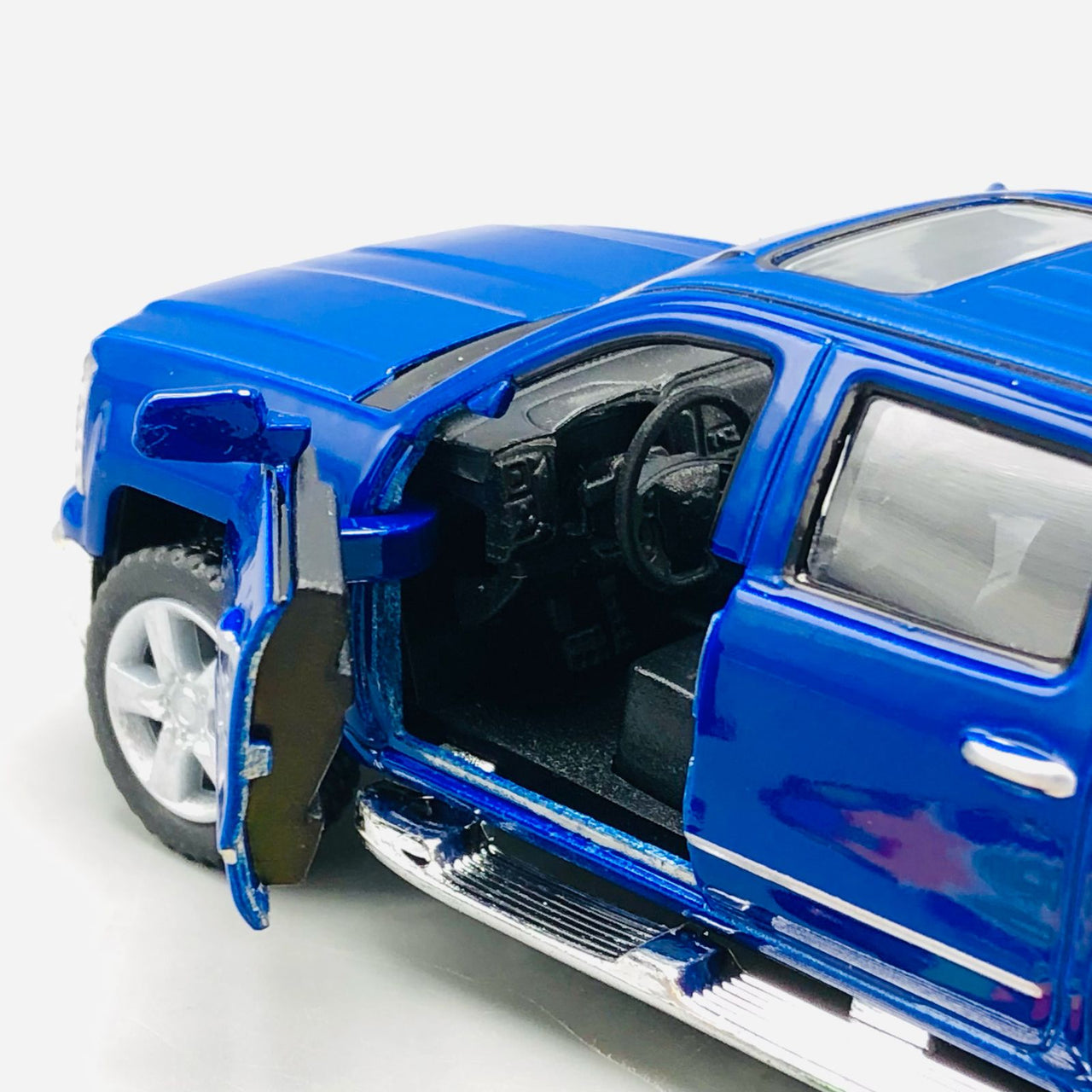 1:46 Kinsmart 2014 Chevrolet Silverado Model