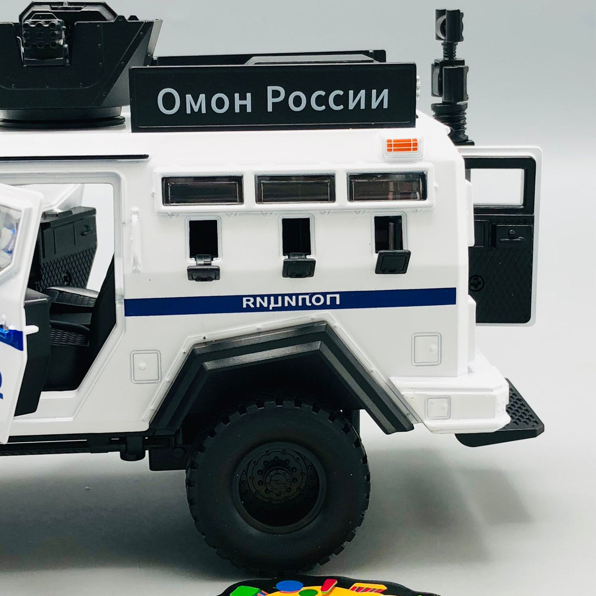 1:24 Diecast Sabertooth Tiger Armor Vehicle