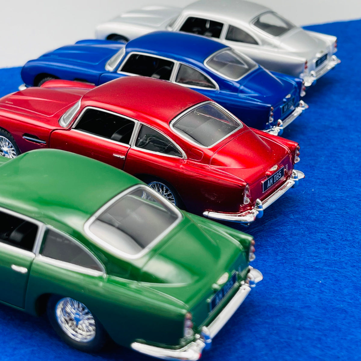 Kinsmart 1963 Aston Martin - Diecast Model