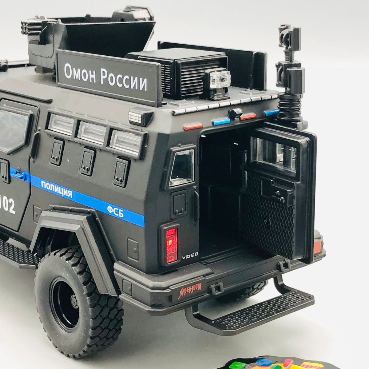 1:24 Diecast Sabertooth Tiger Armor Vehicle