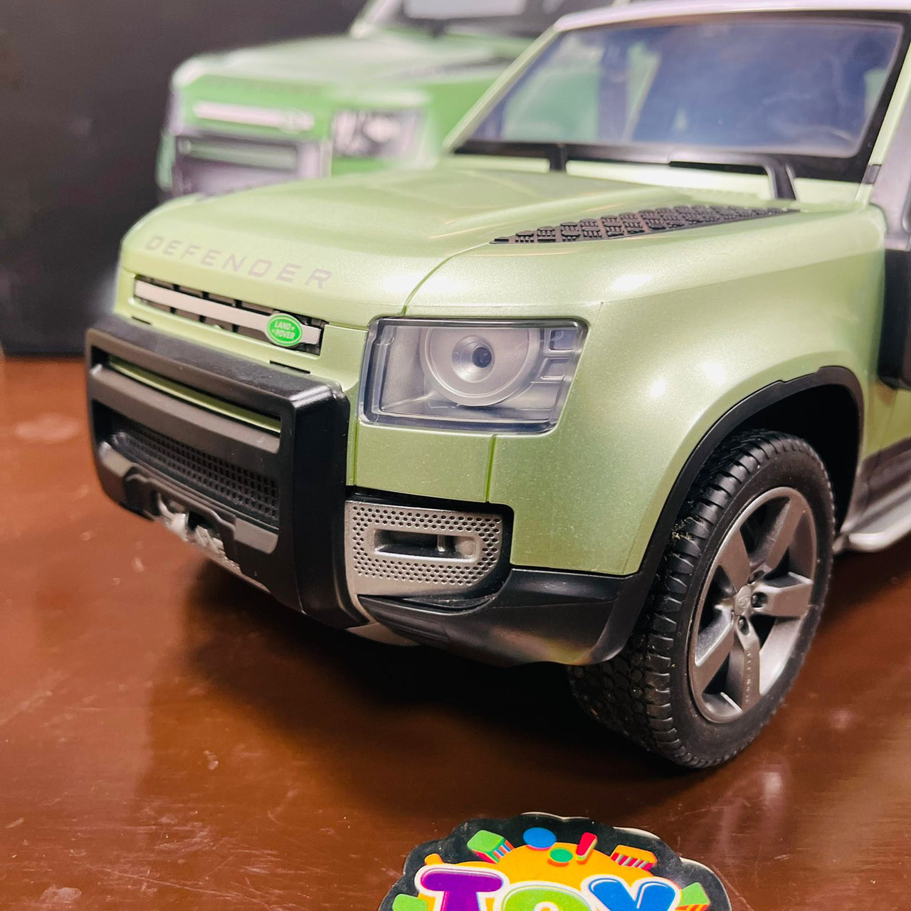 2.4GHz 1:12 RC Land Rover Defender 90 Model