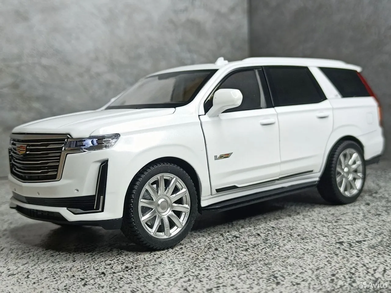 1:24 Diecast Cadillac Escalade 600 Simulation Model