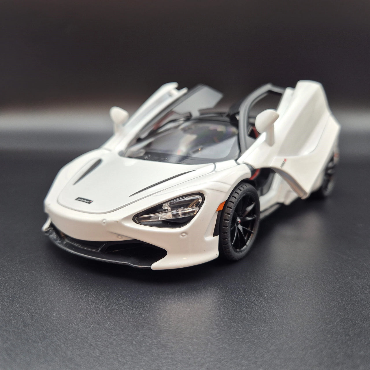 1:24 Diecast McLaren 720S Model Car With Smoke
