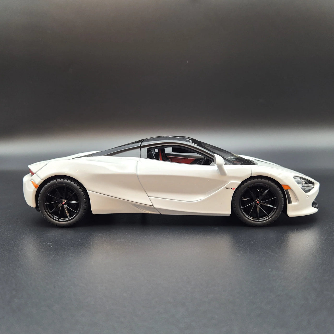 1:24 Diecast McLaren 720S Model Car With Smoke
