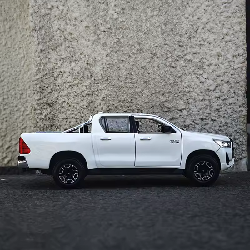 1:27 Maisto Diecast Toyota Hilux Model - White