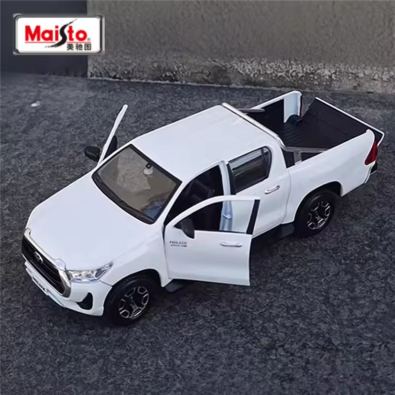 1:27 Maisto Diecast Toyota Hilux Model - White