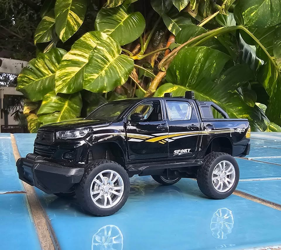 2Pc Diecast Mini Toyota Hilux Pullback Models