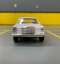 Welly 1:24 Diecast Mercedes Benz 220 Car Model
