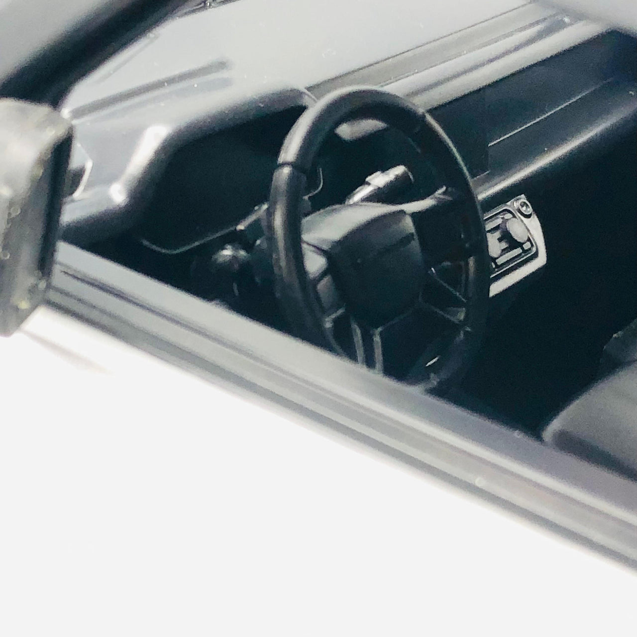 2.4GHz 1:12 RC Land Rover Defender 90 Model