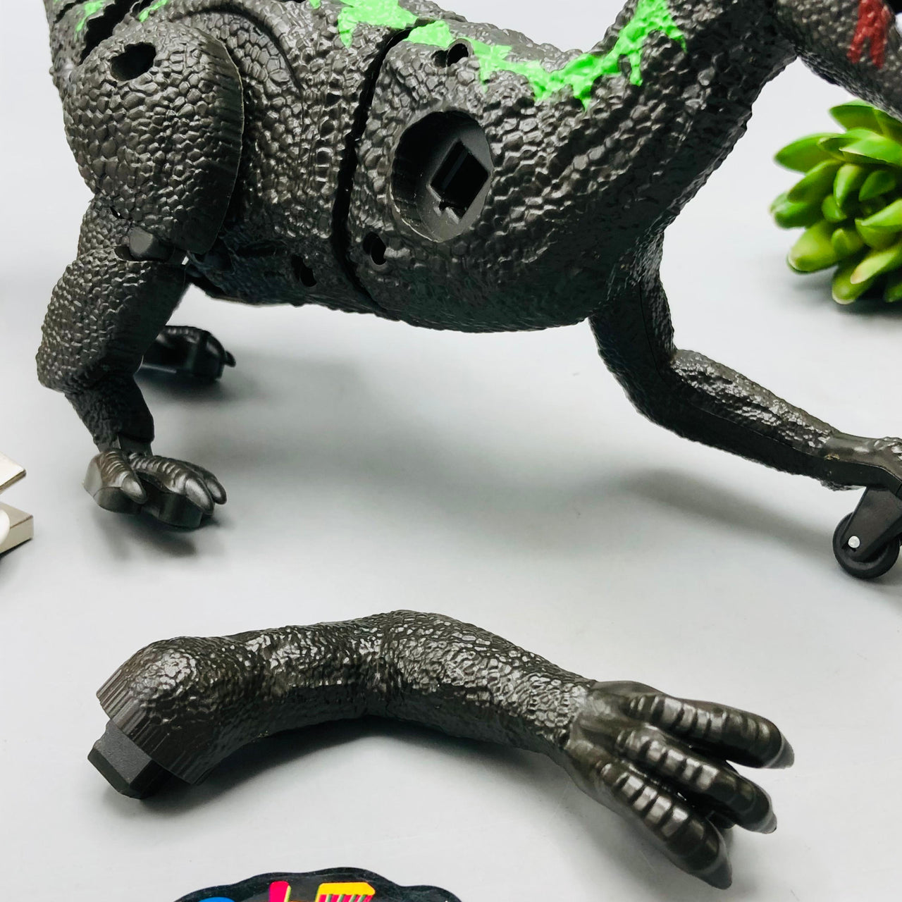 2.4G RC Crawling Dinosaur With Light & Sound - Major Fault