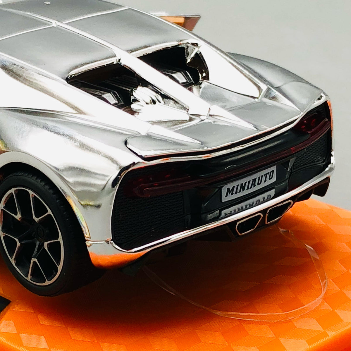 1:32 Diecast Bugatti Chiron With Acrylic Display Box - Glossy Silver