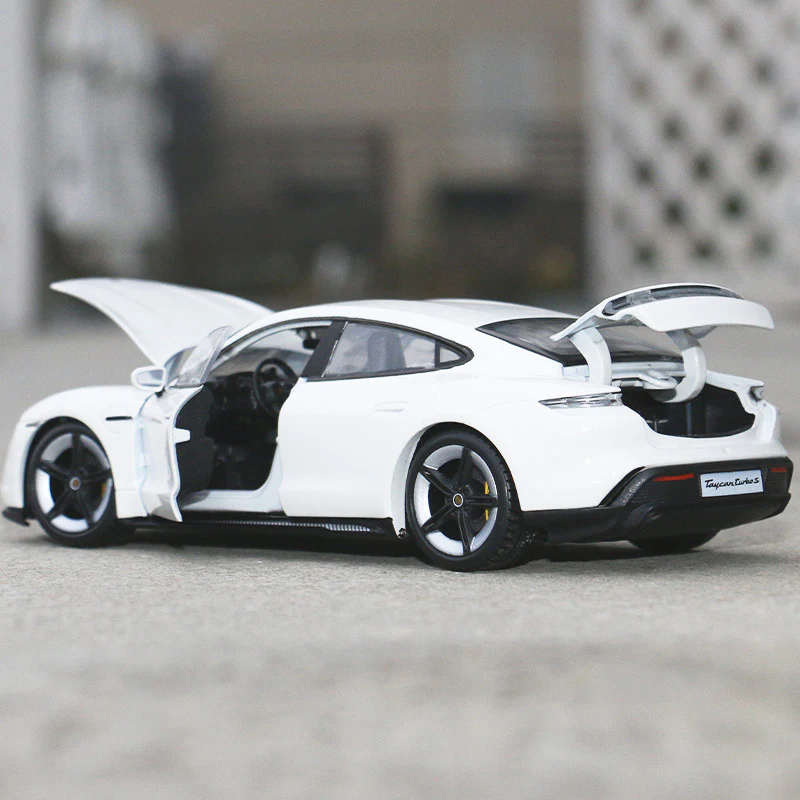 Bburago 1:24 Porsche Taycan Turbo S Model