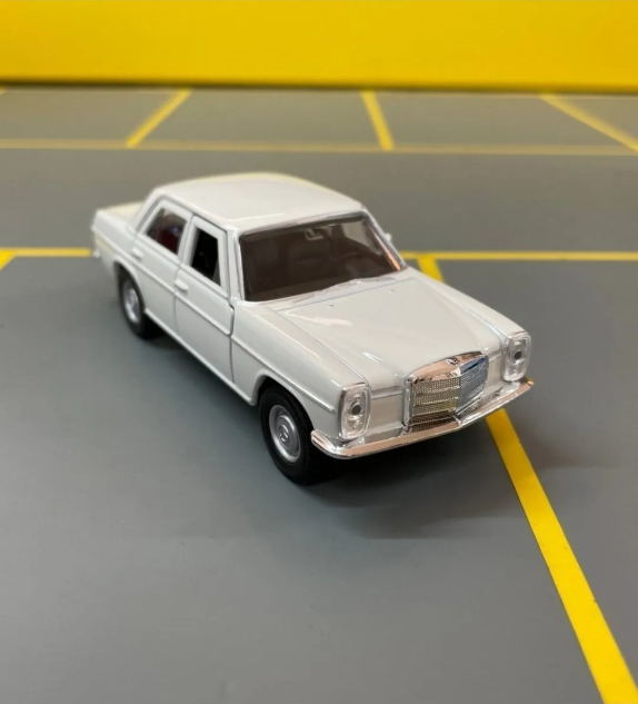 Welly 1:24 Diecast Mercedes Benz 220 Car Model
