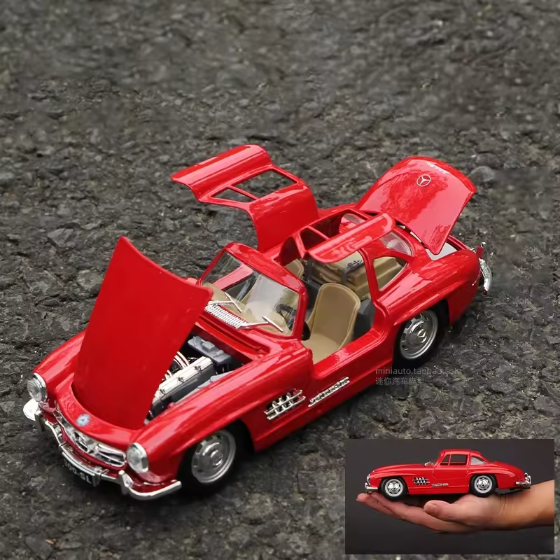 1:24 Diecast Benz 300SL Model With Acrylic Box - Red