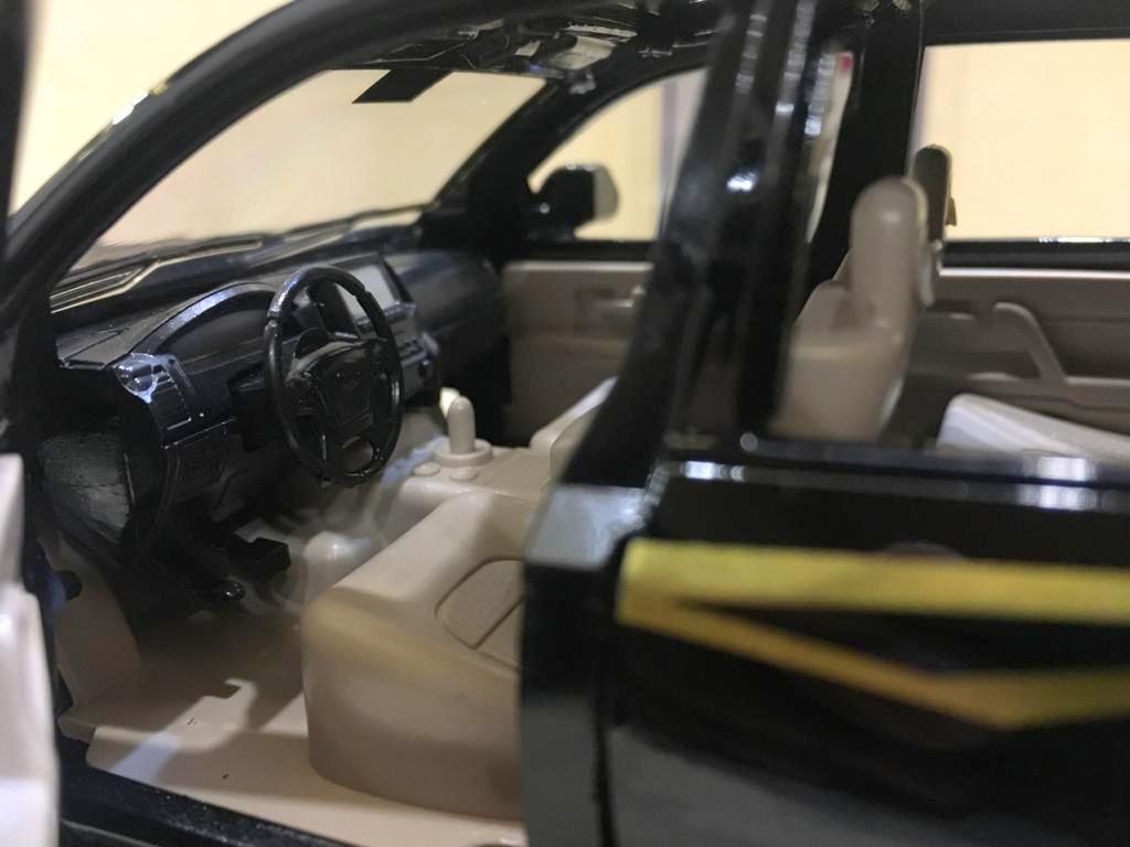 1:24 Scale Die-Cast V8 Land Cruiser - Facelift