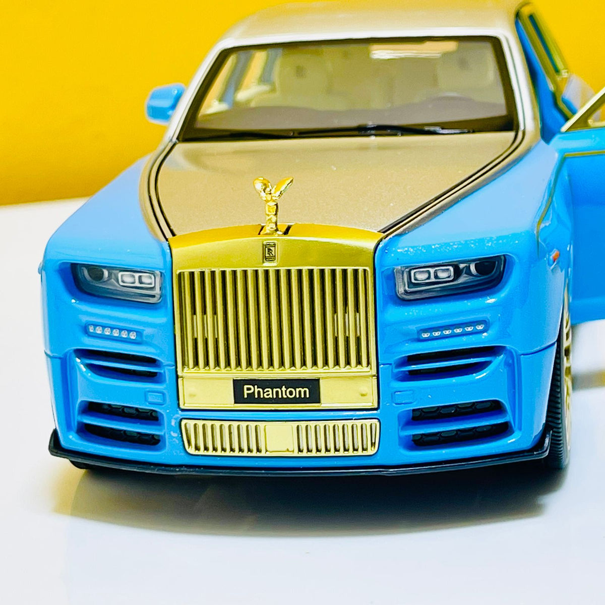 1:24 Diecast Rolls Royce Phantom with Miniature