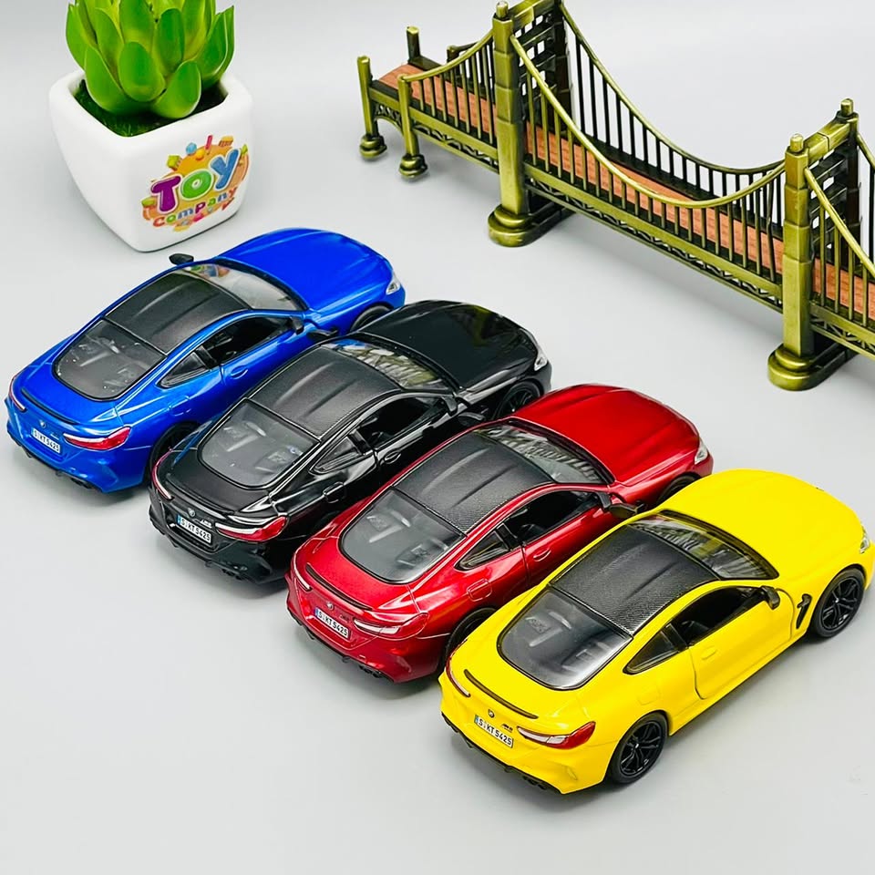 Kinsmart Metal Body BMW M8 Competition Coupe