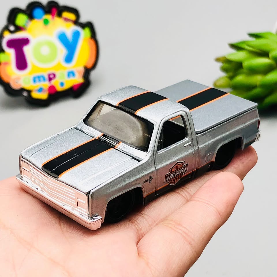 Maisto 1:64 Harley-Davidson 1987 Chevy 1500