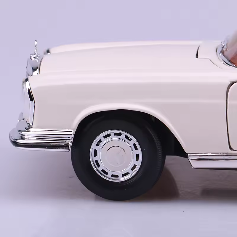 Maisto 1:18 1967 Mercedes Benz 280SE Model