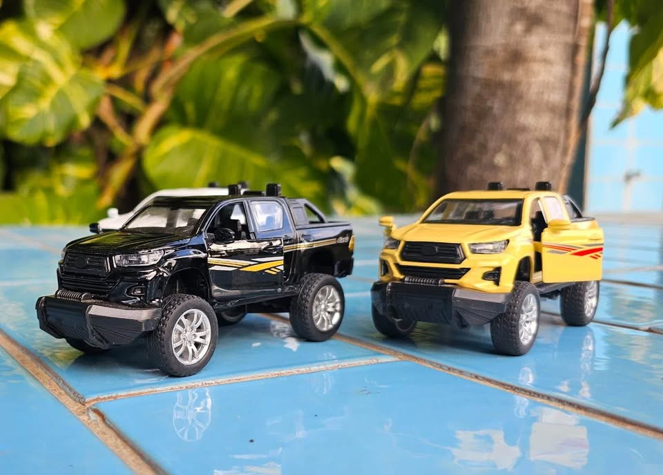 2Pc Diecast Mini Toyota Hilux Pullback Models