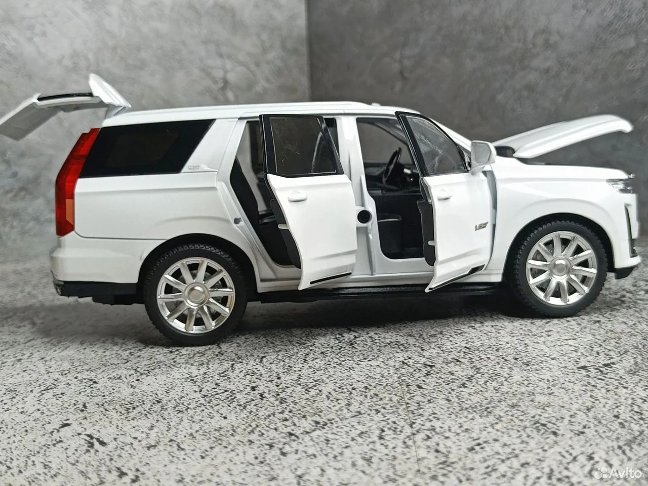 1:24 Diecast Cadillac Escalade 600 Simulation Model
