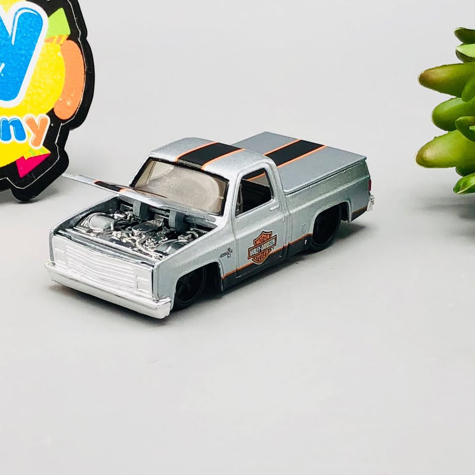 Maisto 1:64 Harley-Davidson 1987 Chevy 1500