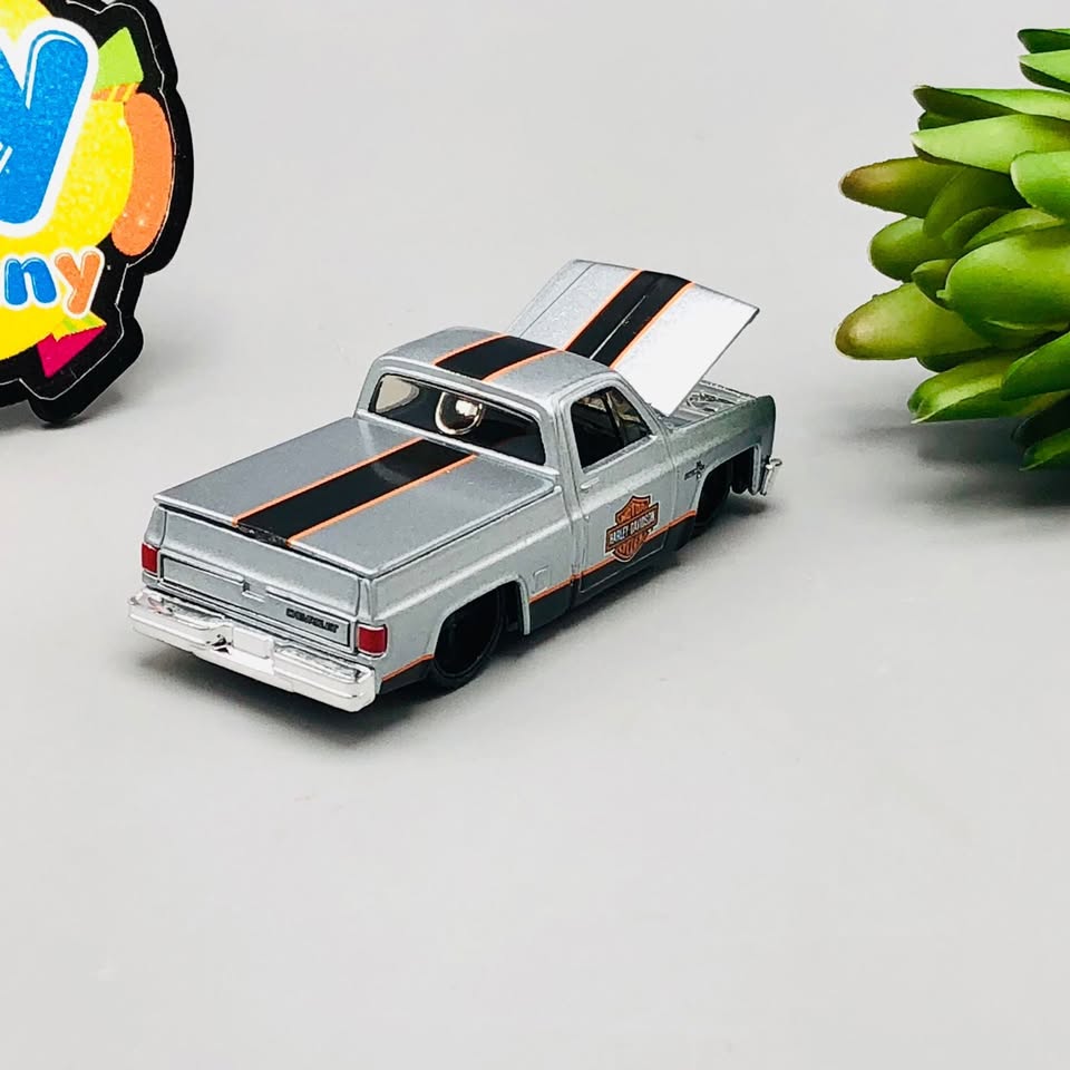 Maisto 1:64 Harley-Davidson 1987 Chevy 1500