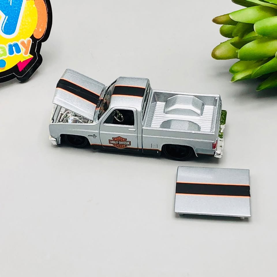 Maisto 1:64 Harley-Davidson 1987 Chevy 1500