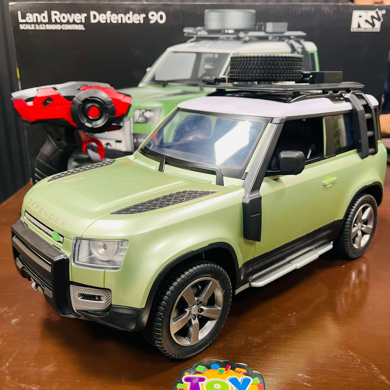 2.4GHz 1:12 RC Land Rover Defender 90 Model