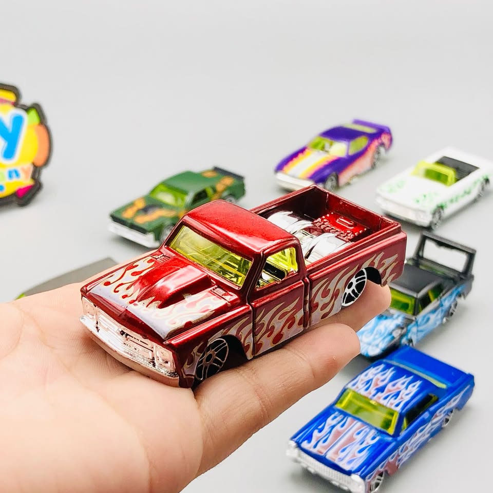 Hot Wheel Diecast 8Pcs Cars With Display Racks - Assortment