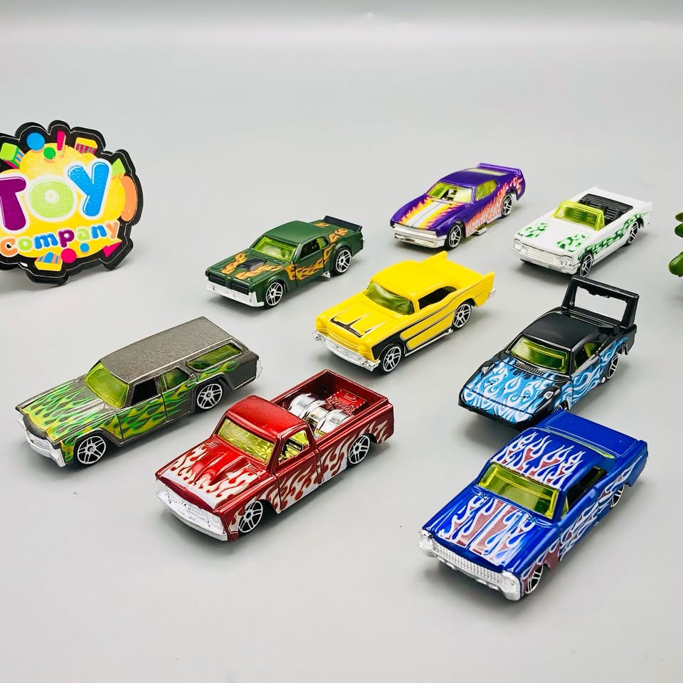 Hot Wheel Diecast 8Pcs Cars With Display Racks - Assortment