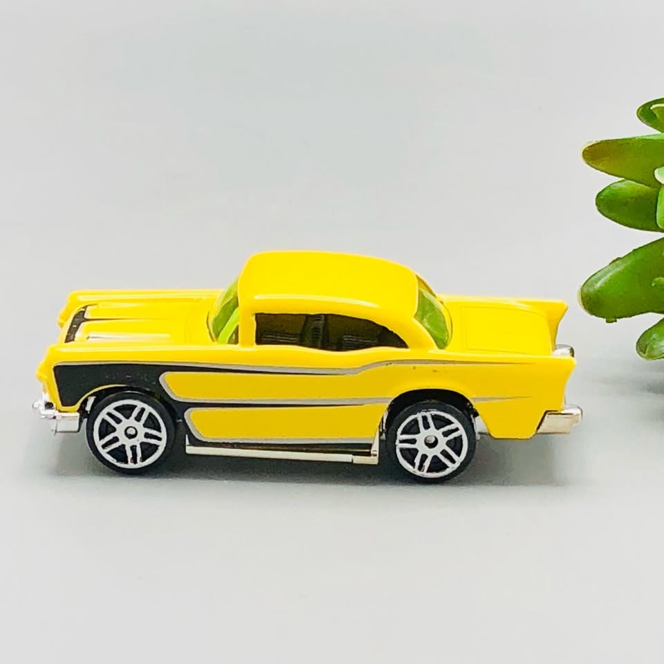Hot Wheel Diecast 8Pcs Cars With Display Racks - Assortment