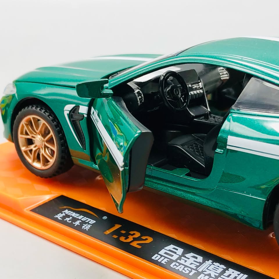 1:32 Diecast BMW M8 With Acrylic Display Box - Green