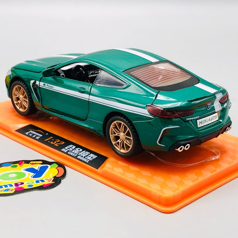 1:32 Diecast BMW M8 With Acrylic Display Box - Green