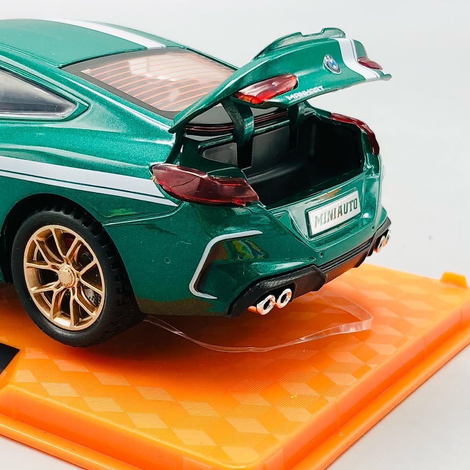 1:32 Diecast BMW M8 With Acrylic Display Box - Green