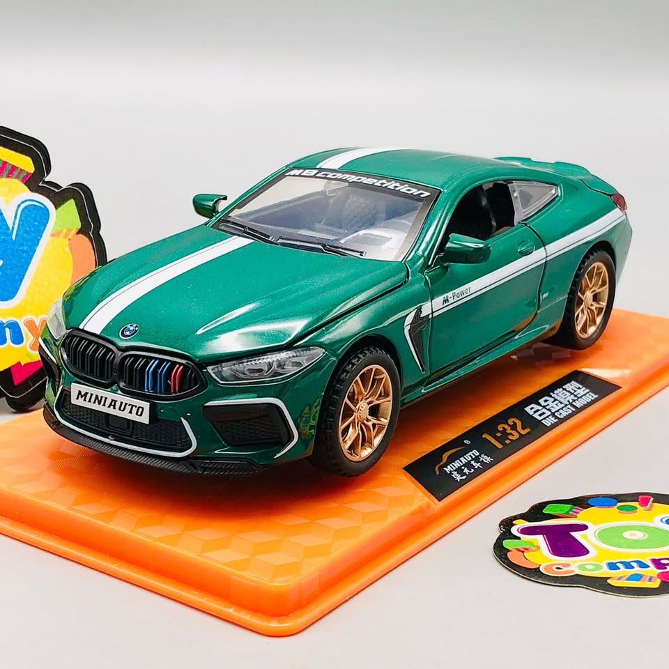 1:32 Diecast BMW M8 With Acrylic Display Box - Green