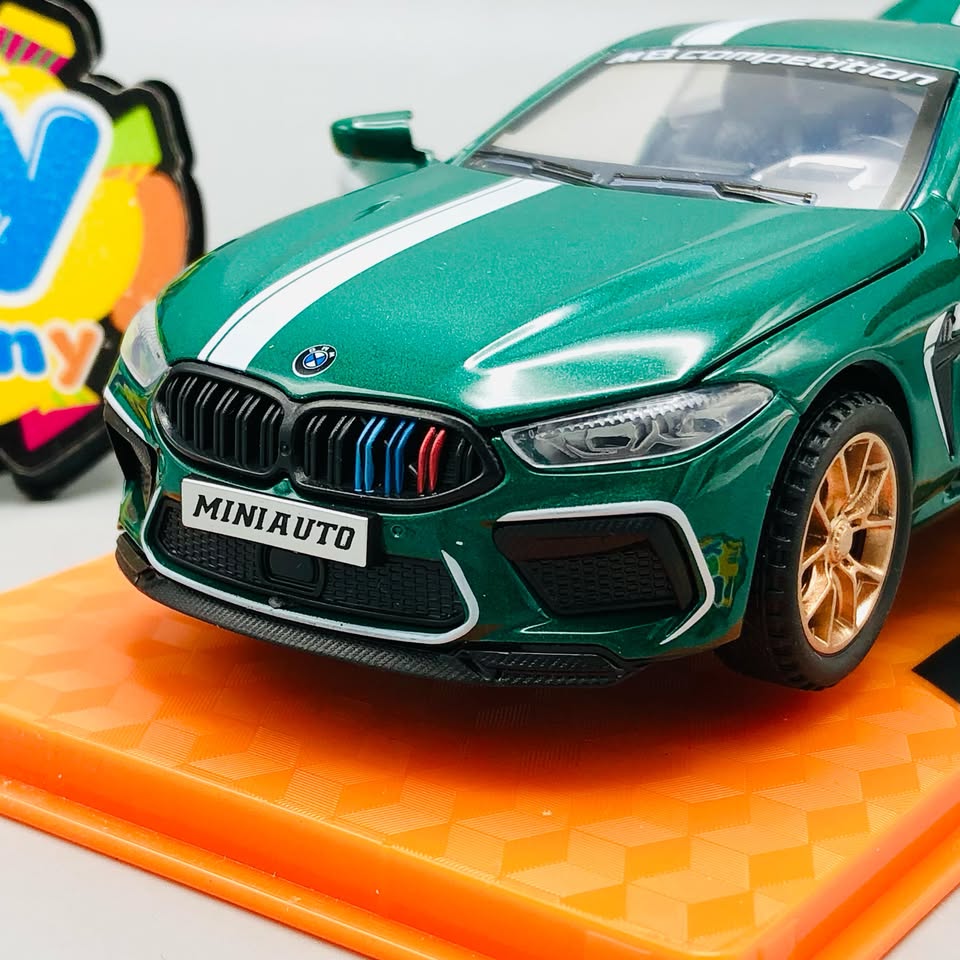 1:32 Diecast BMW M8 With Acrylic Display Box - Green