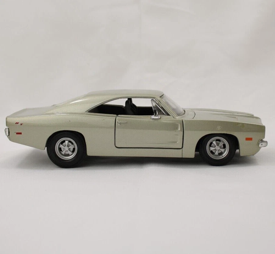 Maisto 1:25 1969 Dodge Charger R/T Model - Silver