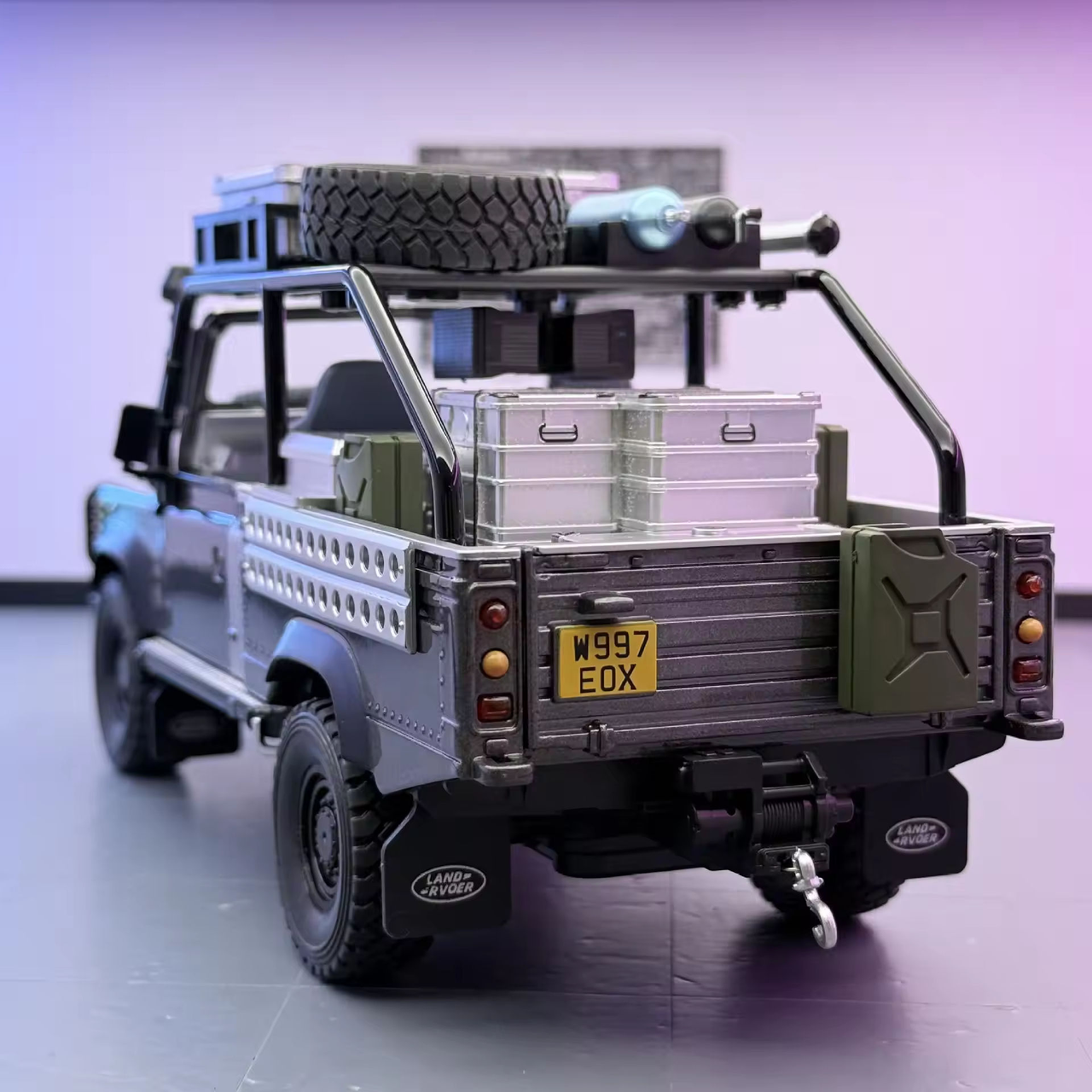 1:24 Diecast Land Rover Defender 110 Off-Road Model