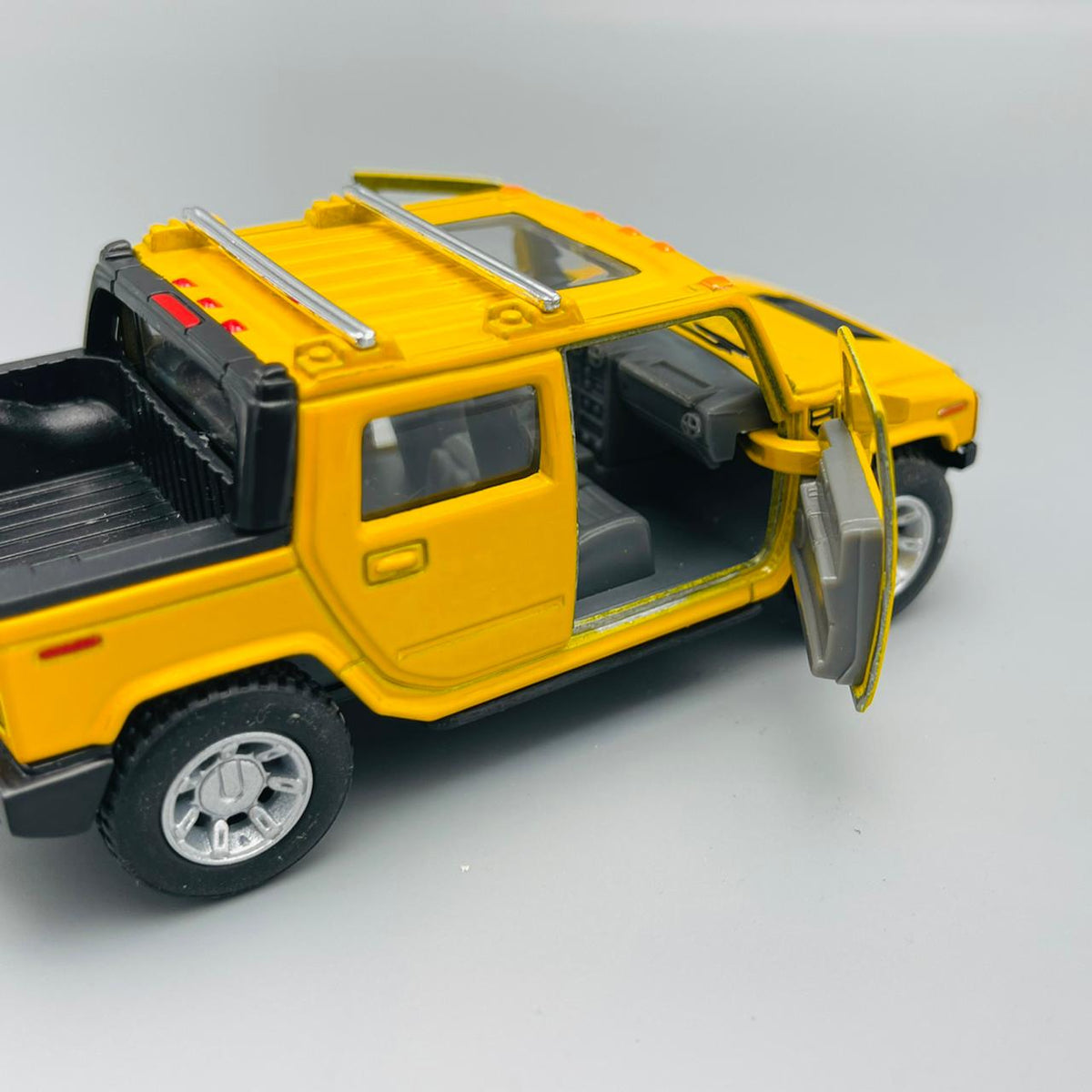 Kinsmart Metal Body 2005 Hummer H2 SUT