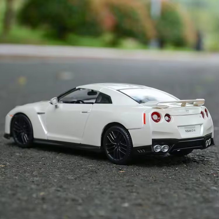 Bburago 1:24 2017 Nissan GT-R Model