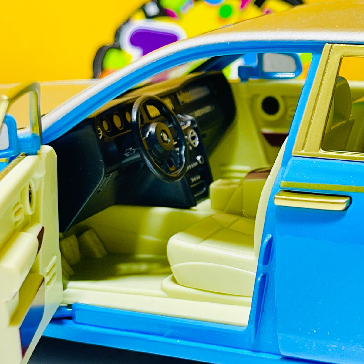 1:24 Diecast Rolls Royce Phantom with Miniature