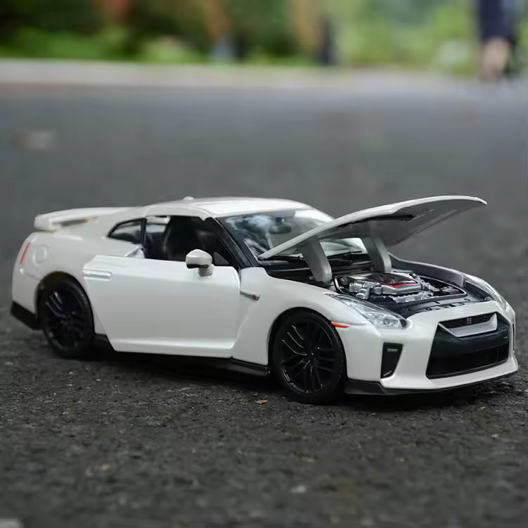 Bburago 1:24 2017 Nissan GT-R Model
