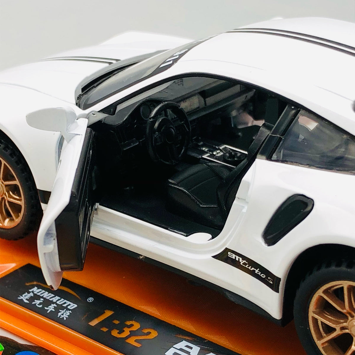 1:32 Diecast Porsche 911 Turbo S With Acrylic Display Box - White