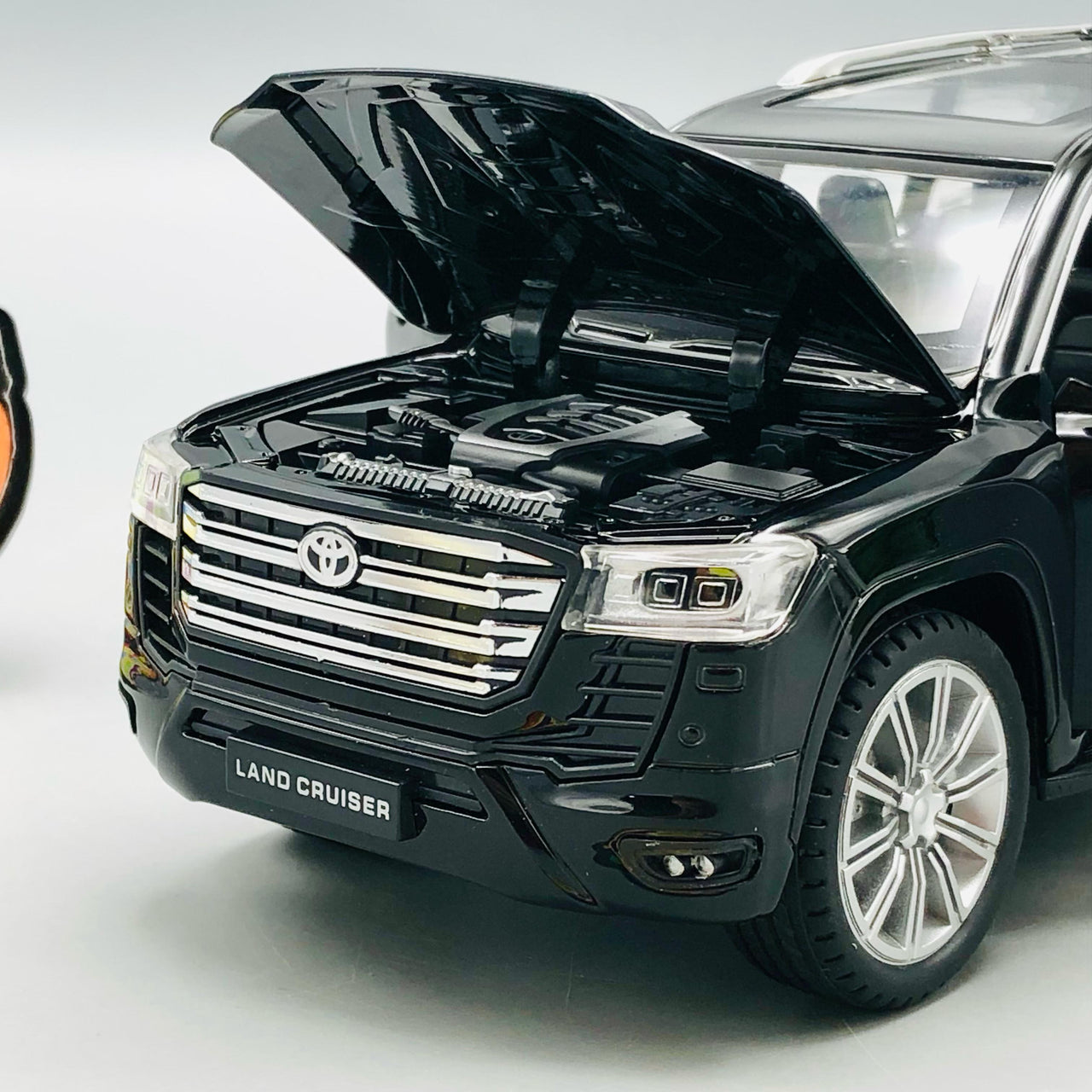 1:24 Diecast Land Cruiser LC300 Model Car With Smoke