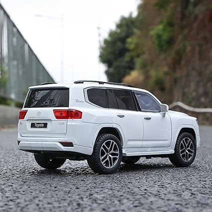 1:24 Diecast Toyota Land Cruiser SUV Model With Key