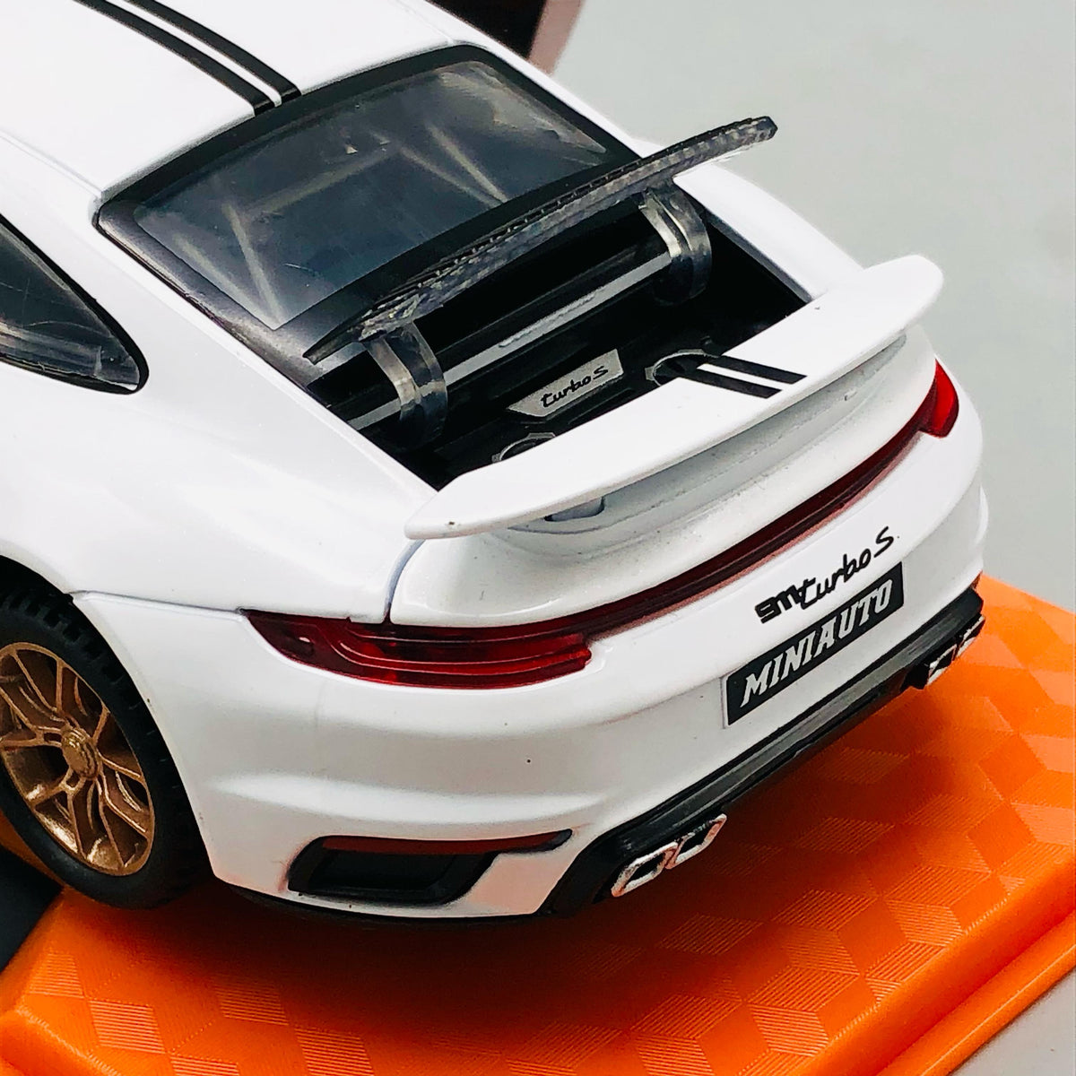 1:32 Diecast Porsche 911 Turbo S With Acrylic Display Box - White