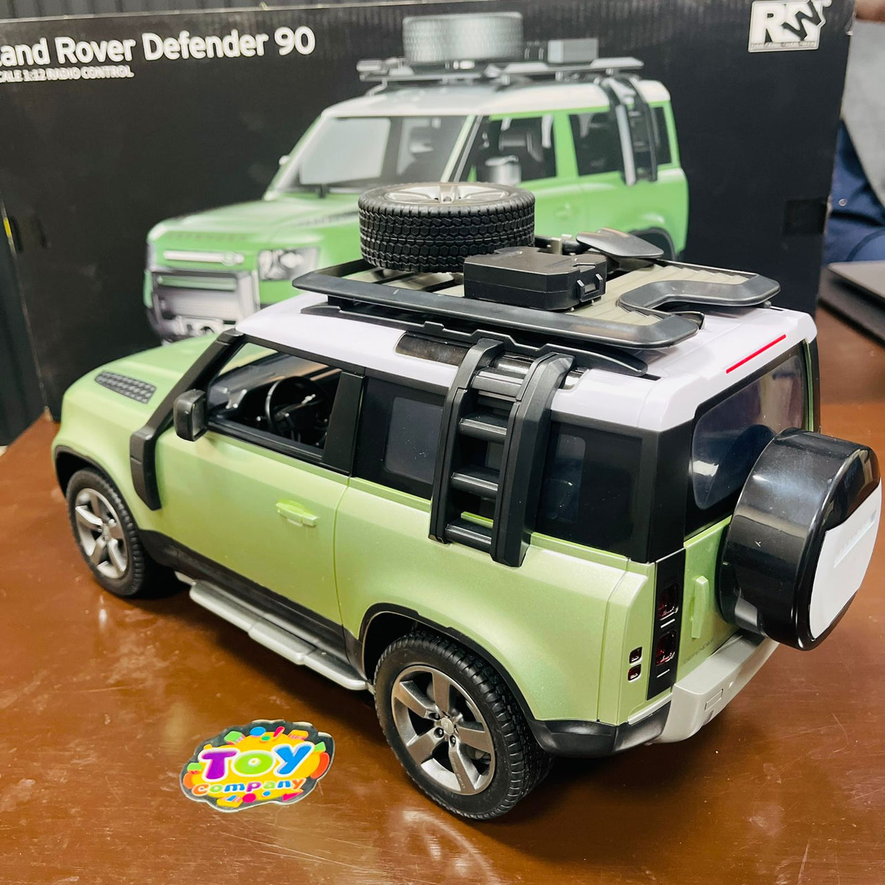 2.4GHz 1:12 RC Land Rover Defender 90 Model