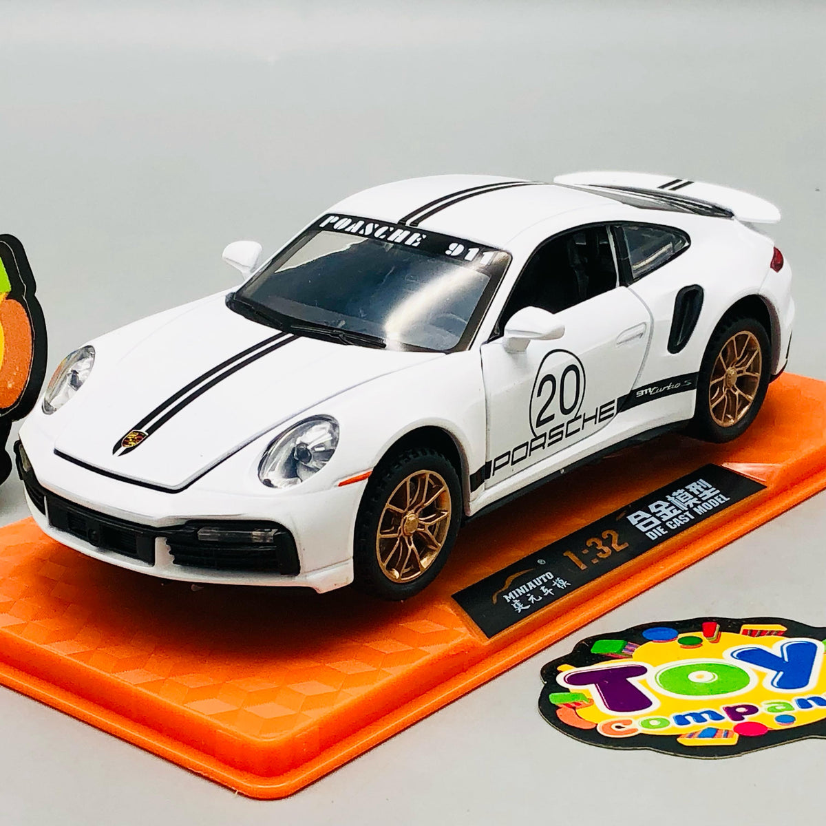 1:32 Diecast Porsche 911 Turbo S With Acrylic Display Box - White