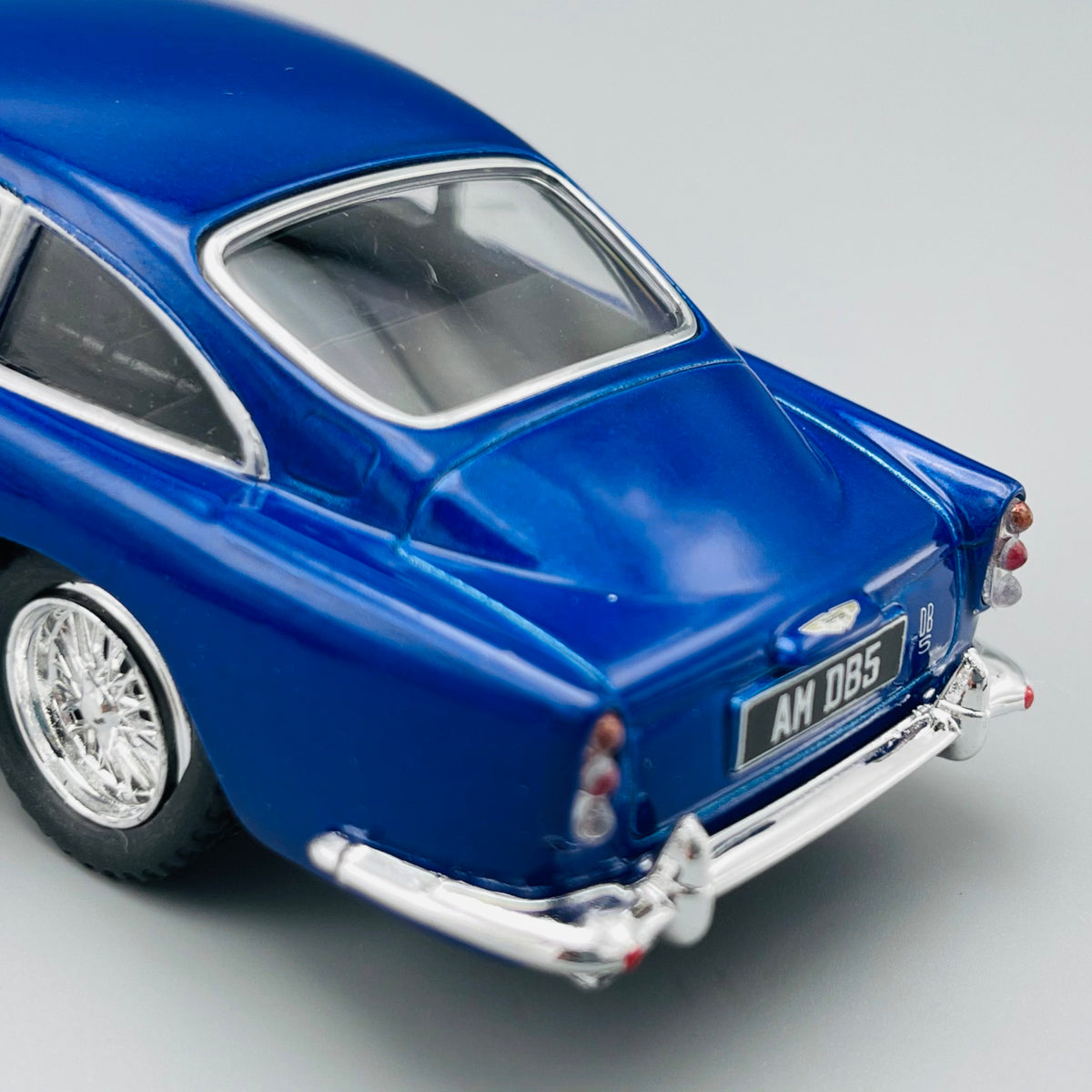 Kinsmart 1963 Aston Martin - Diecast Model